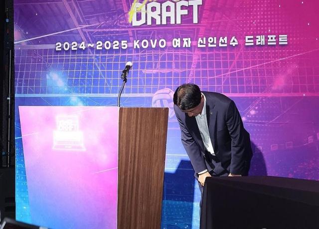 3일 오후 서울 강서구 메이필드 호텔에서 열린 20242025 KOVO 여자 신인선수 드래프트에서 추첨기계 오류가 발생하자 신무철 한국배구연맹 사무총장이 사과하고 있다 사진연합뉴스