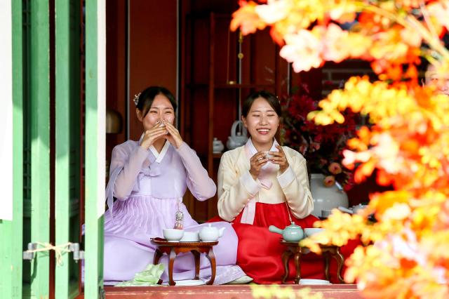 Visitors participate in the Gyeongbokgung Experience of Royal Refreshments at Gyeongbokgung Palace in Jongno-gu Seoul on Sep 3 2024 AJP Kim Dong-woo