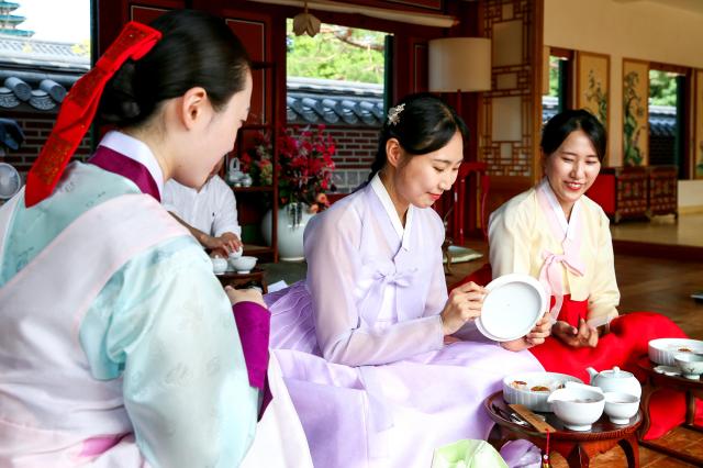 Visitors participate in the Gyeongbokgung Experience of Royal Refreshments at Gyeongbokgung Palace in Jongno-gu Seoul on Sep 3 2024 AJP Kim Dong-woo