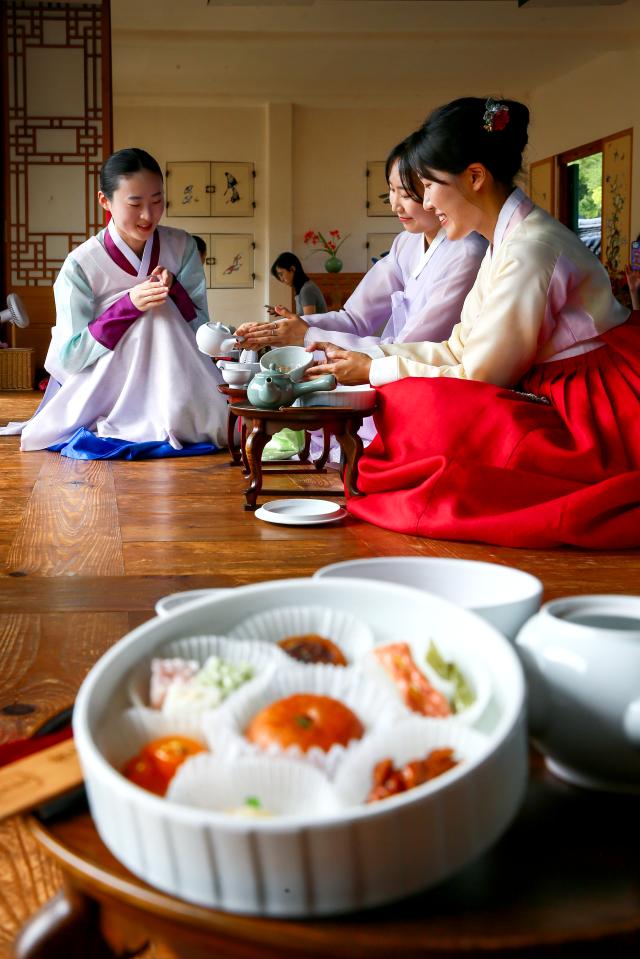 Visitors participate in the Gyeongbokgung Experience of Royal Refreshments at Gyeongbokgung Palace in Jongno-gu Seoul on Sep 3 2024 AJP Kim Dong-woo