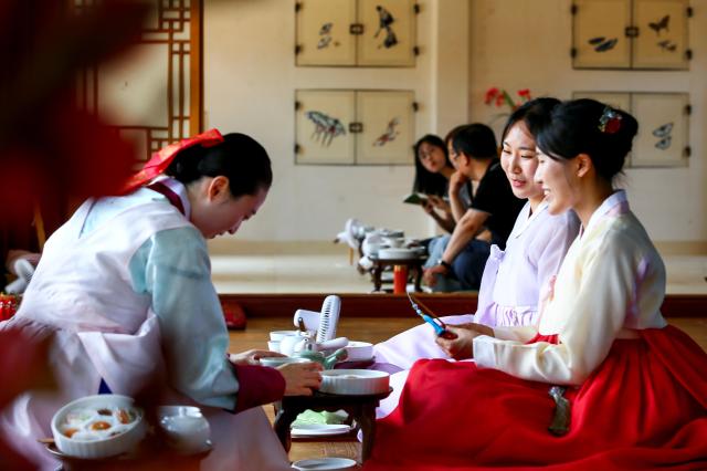 Visitors participate in the Gyeongbokgung Experience of Royal Refreshments at Gyeongbokgung Palace in Jongno-gu Seoul on Sep 3 2024 AJP Kim Dong-woo