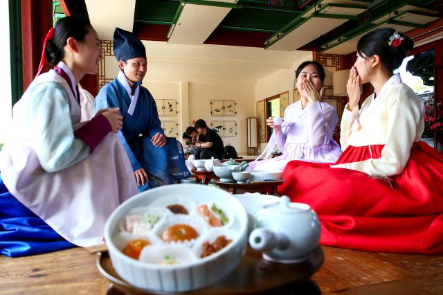 Visitors participate in the Gyeongbokgung Experience of Royal Refreshments at Gyeongbokgung Palace in Jongno-gu Seoul on Sep 3 2024 AJP Kim Dong-woo