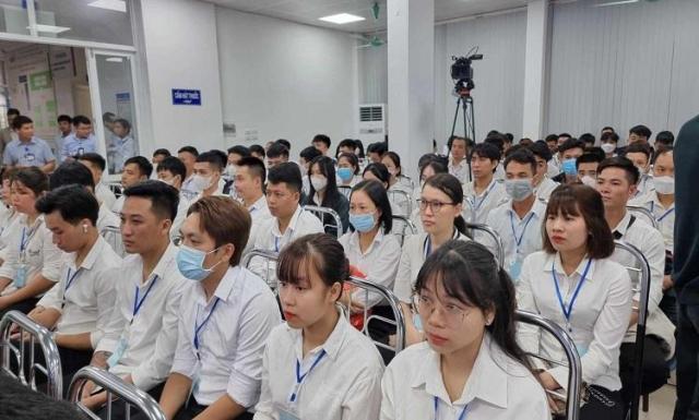 한국으로 파견된 베트남 근로자들이 근무와 관련된 설명을 듣고 있다 사진베트남통신사