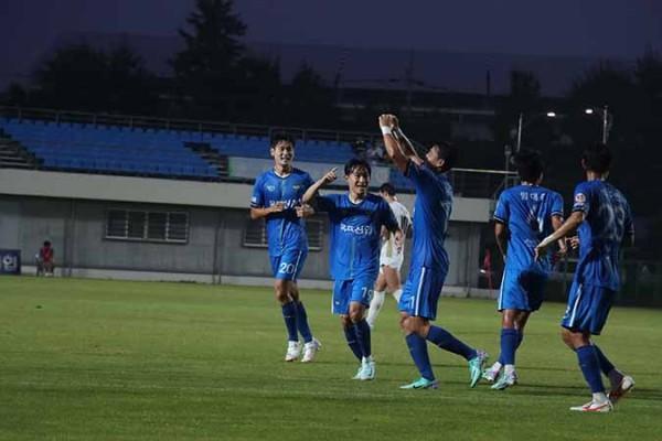 지난달 리그 2위 팀인 경주한수원FC를 4대0으로 이기고 환호하고 있는 FC목포 선수단사진대한축구협회 홈페이지