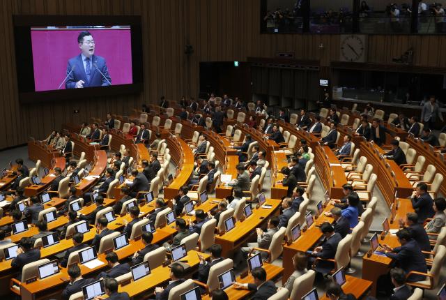 더불어민주당 박찬대 원내대표가 4일 국회에서 열린 본회의에서 교섭단체 대표 연설을 하고 있다 사진연합뉴스