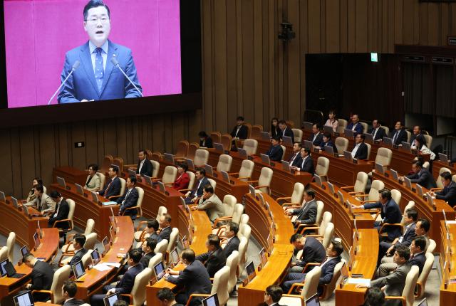 박찬대 더불어민주당 원내대표가 4일 국회에서 열린 본회의에서 교섭단체 대표 연설을 하고 있다 사진연합뉴스