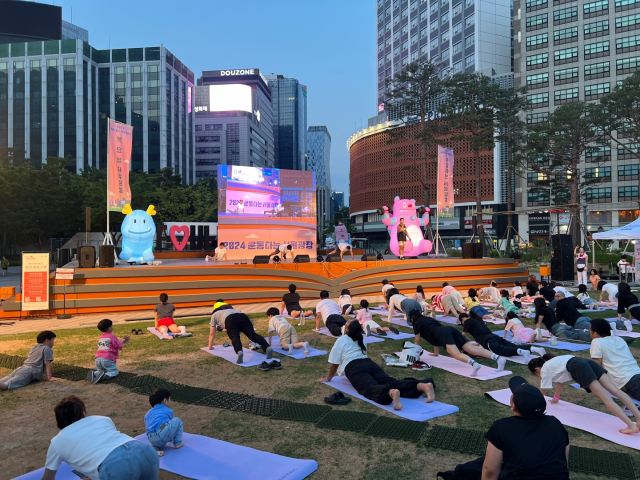 운동하는 서울광장이 오는 5일 개장 11월 초까지 매주 목요일 저녁마다 시민들의 참여를 기다린다 지난 봄 이 프로그램에는 5000여명이 참여했다 사진서울시