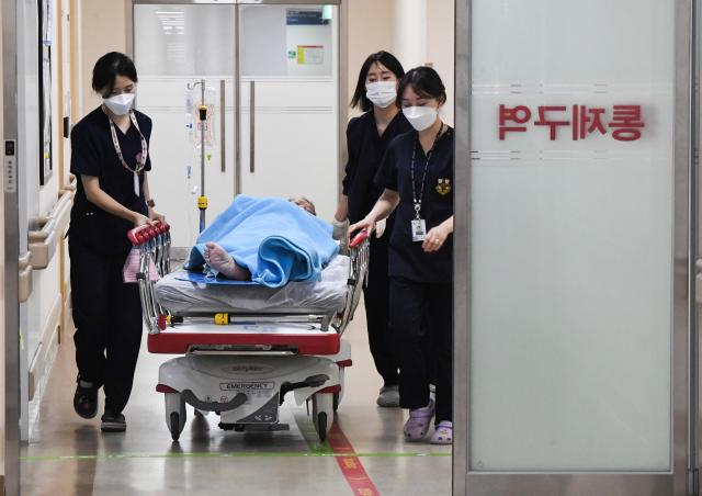 Medical staff are attending to a civilian patient who had been transferred to the emergency room at the Armed Forces Capital Hospital in Seongnam Gyeonggi Province on February 20 Joint Press Corps