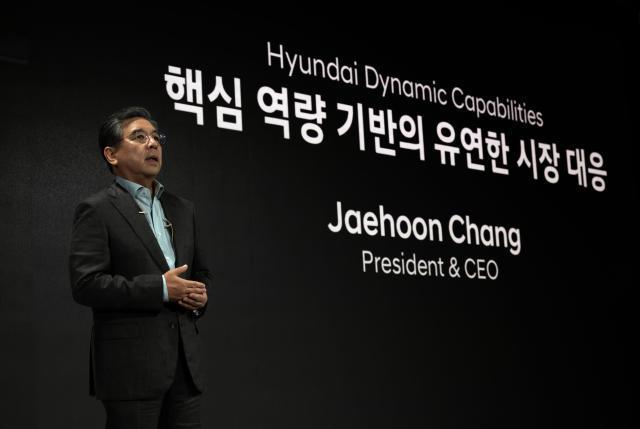 장재훈 현대자동차 사장이 지난달 28일 서울 여의도 콘래드호텔에서 열린 ‘2024 CEO 인베스터 데이’에서 새로운 중장기 전략 ‘현대 웨이’를 발표하고 있다 사진현대자동차
