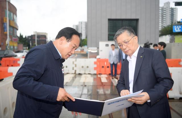 이권재 오산시장이 LH 이한준 사장과 관내 주요 도로현안을 점검하는 모습 사진오산시