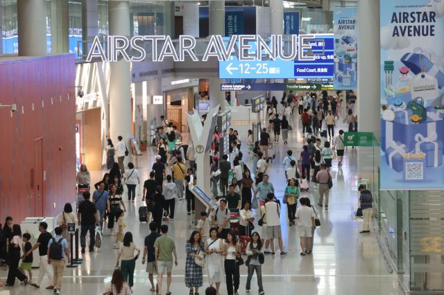 여행객으로 붐비는 인천국제공항
    영종도연합뉴스 신현우 기자  25일 오전 인천국제공항 제1여객터미널 출국장 내 면세구역이 해외로 떠나려는 여행객으로 붐비고 있다 2024725
    nowwegoynacokr2024-07-25 093005
저작권자 ⓒ ㈜연합뉴스 무단 전재 재배포 금지 AI 학습 및 활용 금지저작권자 ⓒ ㈜연합뉴스 무단 전재 재배포 금지 AI 학습 및 활용 금지