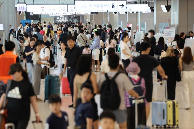 김포공항 국내선 출발장이 붐비고 있다사진연합뉴스