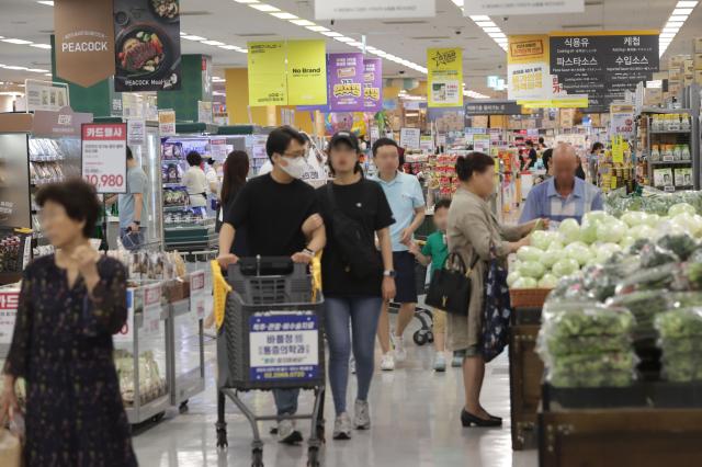 백화점·대형마트 2분기 실적 선방
    서울연합뉴스 강민지 기자  올해 2분기 백화점과 대형마트가 경기 침체 장기화 속에도 비교적 호전된 실적을 거둔 것으로 전망됐다 유통업계는 고금리·고물가에 다들 지갑을 닫다 보니 5월 가정의 달에도 꼭 필요한 선물만 사는 분위기라며 2분기 실적은 나쁘지 않은 수준이라고 말했다 사진은 7일 서울의 한 대형마트 202477
    mjkangynacokr2024-07-07 142501
저작권자 ⓒ ㈜연합뉴스 무단 전재 재배포 금지 AI 학습 및 활용 금지저작권자 ⓒ ㈜연합뉴스 무단 전재 재배포 금지 AI 학습 및 활용 금지