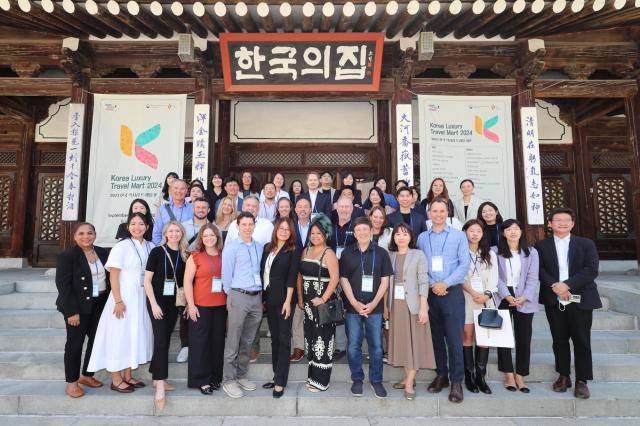 4일 서울 중구 한국의 집에서 열린 럭셔리 관광 트래블마트에 참가한 이들이 기념촬영을 하고 있다 사진한국관광공사 