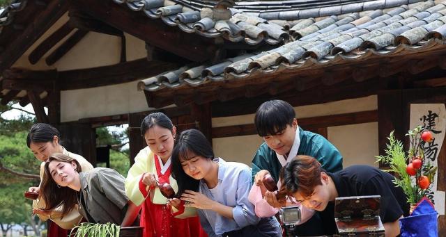 International students experience traditional Korean culture at the National Folk Museum of Korea in central Seou on June 5 Yonhap