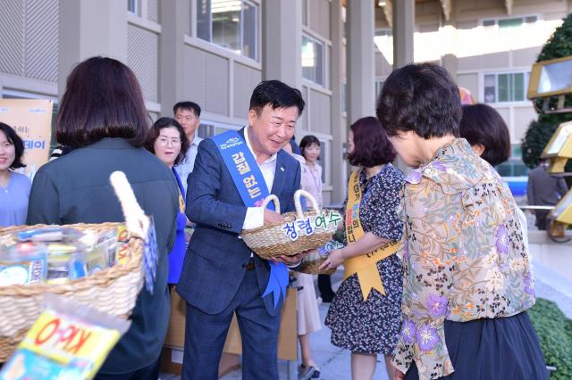 여수시가 다가오는 추석 명절을 앞두고 공직기강 확립과 청렴 공직문화를 정착시키기 위한 출근길 청렴 캠페인을 펼쳤다 사진여수시