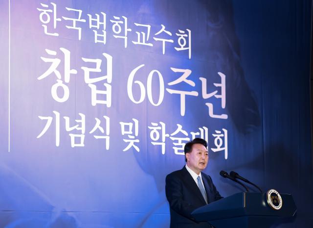 윤석열 대통령이 6일 서울 중구 더 플라자호텔에서 열린 한국법학교수회 창립 60주년 기념식 및 학술대회에서 축사를 하고 있다 사진연합뉴스