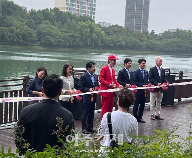 롯데월드몰 오픈 10주년 공공미술 프로젝트 랍스터 원더랜드의 오프닝 세리머니가 6일 오전 석촌호수 동호 수변무대에서 열렸다 왼쪽부터정연아 롯데면세점 월드타워점 부점장 배현미 시그니엘 서울 총지배인 서강석 송파구청장 필립 콜버트 작가 장재훈 롯데물산 대표이사 김상우 롯데백화점 잠실점장 김형태 롯데문화재단 대표이사 사진원은미 기자 silverbeautyajunewscom