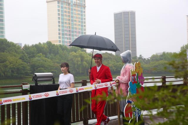 Philip Colbert walks to the opening ceremony of the public art project Lobster Wonderland at Seokchon Lake Seoul Sept 6 2024 AJP Han Jun-gu