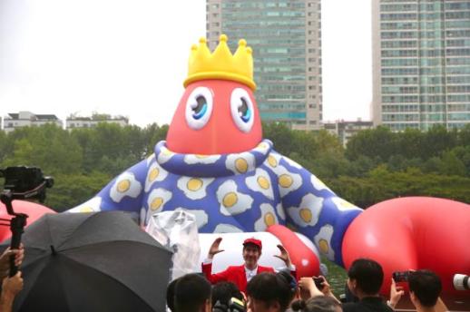 PHOTOS: Giant lobster statue attracts Seoulites to Seokchon Lake