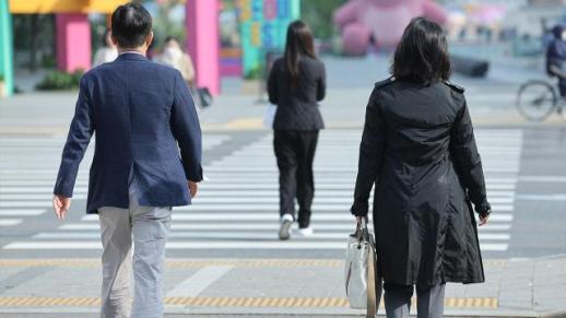 韩国性别薪资差距首次缩至30%以内 女性工资增幅超男性