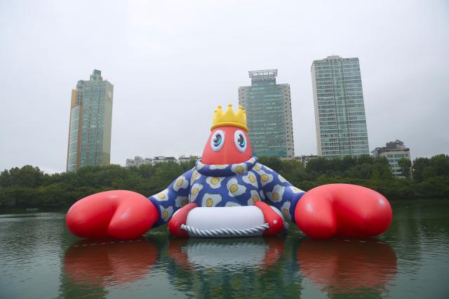 Giant lobster balloon amuses visitors to popular lake in southern Seoul