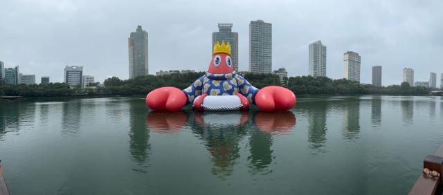 The Floating Lobster King art balloon floats on Seokchon Lake Seoul Sept 6 2024 AJP Han Jun-gu