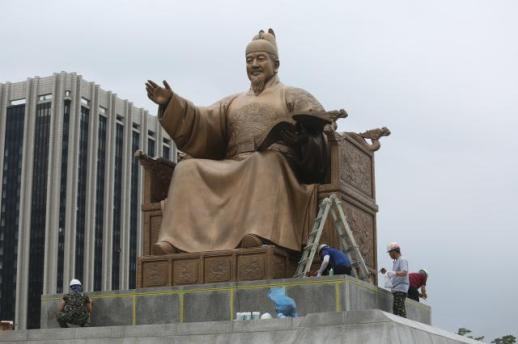 PHOTOS: Waterproofing work on King Sejong statue at Gwanghwamun Plaza