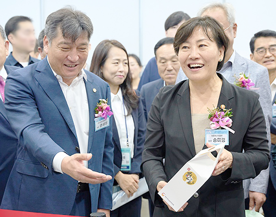 손세희 한돈자조금 위원장왼쪽과 송미령 농림축산식품부 장관이
서울 양재동 aT센터에서 열린 2024 대한민국 농업박람회에 마련된
한돈자조금 부스를 찾았다 사진한돈자조금