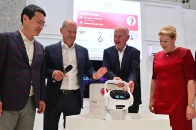 [IFA 2024] 삼성·LG 부스 잇달아 찾은 독일 총리...韓 AI 전환 사례 둘러봐