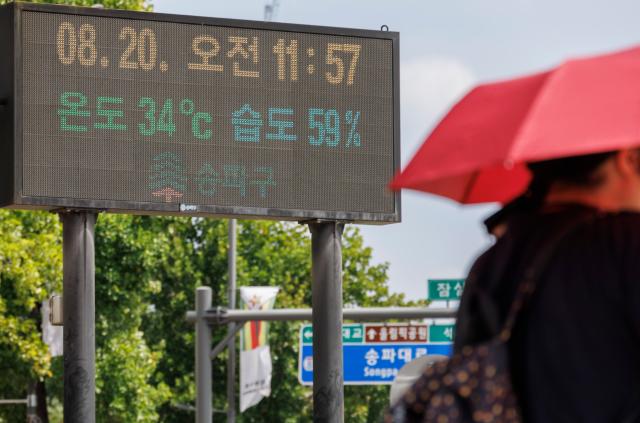 불볕더위의 기세가 전혀 꺾이지 않고 있는 지난달 20일 정오 무렵 서울 송파구 잠실네거리의 전광판에 현재 기온과 습도가 표시돼 있다 사진연합뉴스