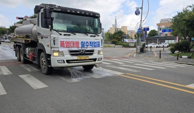 부안군이 여름철 폭염에 효과적으로 대응하기 위해 살수차를 운영 중에 있다사진부안군