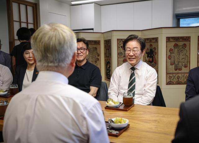  이재명 더불어민주당 대표가 8일 오후 경남 양산시 하북면 평산마을 문재인 전 대통령 사저를 예방하고 있다 사진더불어민주당