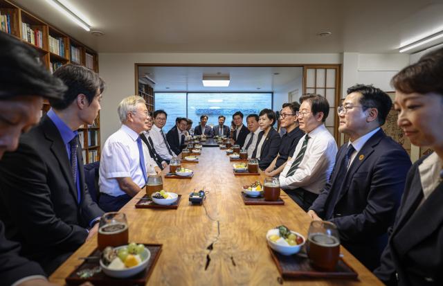 이재명 더불어민주당 대표와 신임 지도부가 8일 경남 양산에 위치한 문재인 전 대통령 사저에 방문해 환담을 나누고 있다 사진더불어민주당