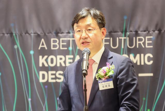 11일 오후 서울 영등포구 CCMM빌딩에서 이코노믹데일리 창간 6주년을 기념하는 포럼 KEDF2024가 성대한 막을 올렸다 특별강연에 나선 성태윤 대통령실 정책실장이 AI와 일자리 정책방향이라는 주제로 발표하고 있다남궁진웅 기자 timeidajunewscom