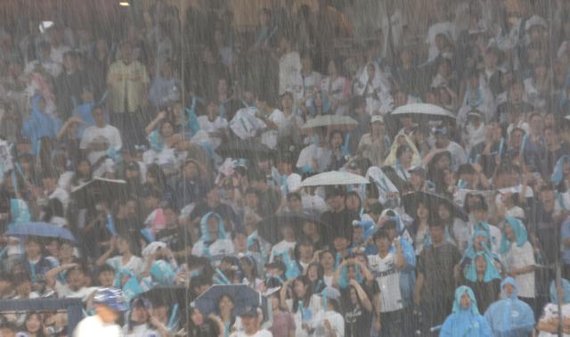 29일 경남 창원NC파크에서 열린 2024 KBO 리그 두산 베어스 대 NC 다이노스 경기 5회 말 비가 내리고 있다 사진연합뉴스