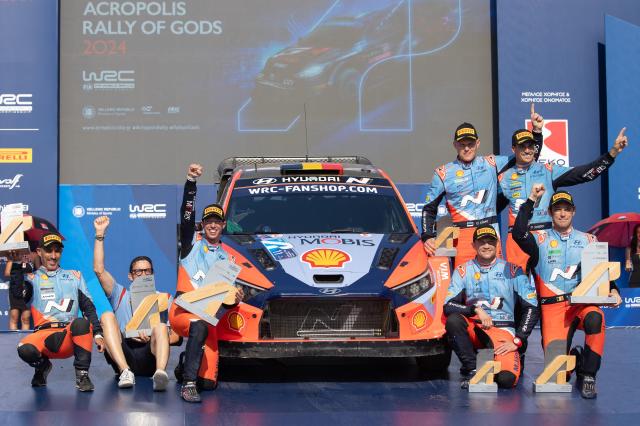 현대차는 9월 5일목부터 9월 8일일 현지시간까지 그리스 라미아Lamia에서 열린 ‘2024 WRCWorld Rally Championship’ 시즌 10라운드에서 현대차 월드랠리팀 참가선수 전원이 1 2 3위를 석권하는 트리플 포디움을 달성했다고 9일월 밝혔다
