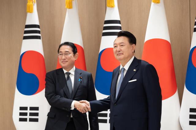 윤석열 대통령이 6일 서울 용산 대통령실에서 열린 한일 확대 정상회담에서 기시다 후미오 일본 총리와 악수하고 있다 202496 대통령실 제공 재판매 및 DB 금지