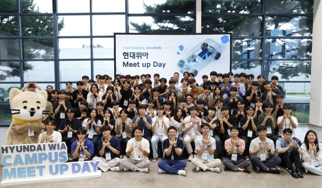 현대위아가 지난 6일 경기도 의왕시 현대위아 의왕연구소에서 개최한 열관리시스템TMS 밋 업 데이에서 현대위아 임직원들과 참가자들이 기념사진을 찍고 있다 사진현대위아