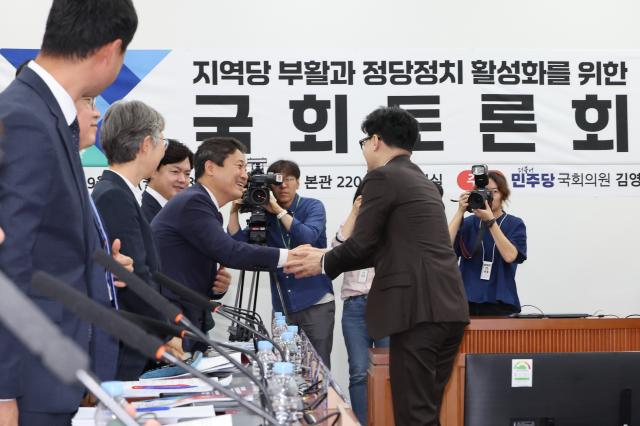 한동훈 국민의힘 대표가 9일 오전 서울 여의도 국회에서 열린 지역당 부활과 정당정치 활성화를 위한 국회토론회에서 김영배 더불어민주당 의원과 악수하고 있다 사진연합뉴스