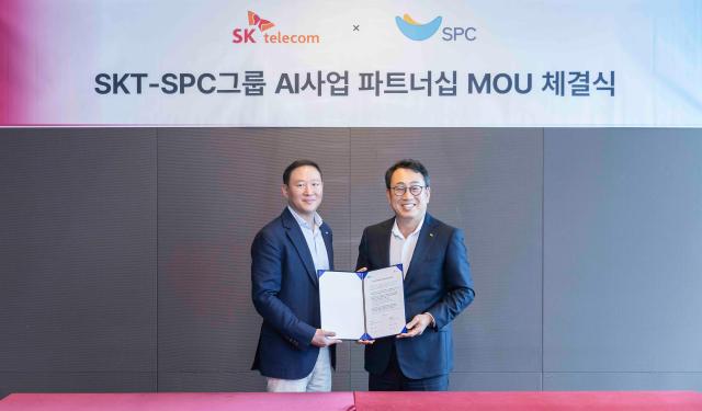 SKT 유영상 CEO오른쪽와 SPC 그룹 허희수 부사장이 MOU를 마친 후 기념 촬영하는 모습 사진SK텔레콤