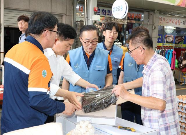 포항제철소 임직원들이 9일 대해불빛시장에서 건어물을 구매하고 있다 사진포항제철소