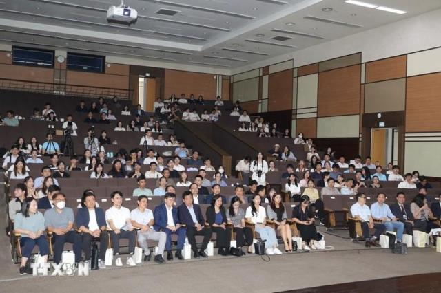 한국에서 열린 제10회 베트남 젊은 과학자 연례 컨퍼런스 사진베트남통신사