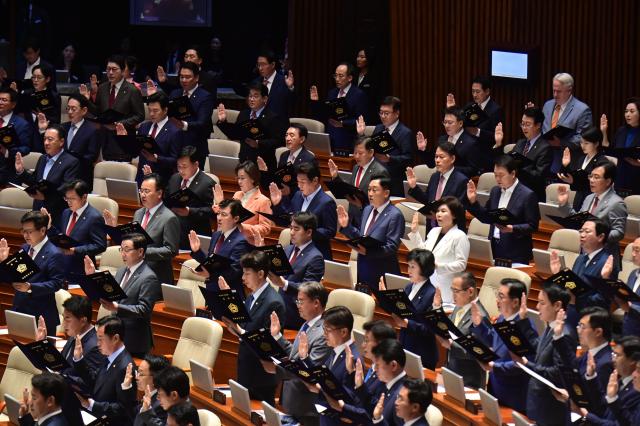 2일 오후 서울 여의도 국회 본회의장에서 열린 제22대 국회 개원식 겸 제418회국회정기회 개회식에서 의원들이 선서를 하고 있다 20240902사진유대길 기자 dbeorlf123ajunewscom