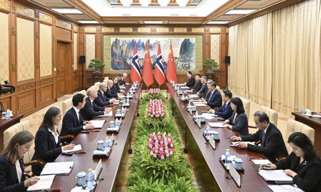 Chinese President Xi Jinping meets with Norwegian Prime Minister Jonas Gahr Støre at the Diaoyutai State Guesthouse in Beijing China on September 9 2024 Xinhua-Yonhap