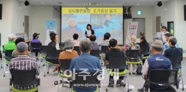 지난 3일 태안군보건의료원 어르신건강센터에서 진행된 ‘AI-IOT 기반 어르신 맞춤형 대면 건강교실’ 모습 사진태안군