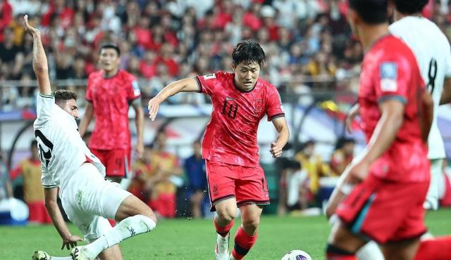 Lee Kang-in dribbles the ball during the 2026 FIFA CONCACAF World Cup third qualifying match between Korea and Palestine at Seoul World Cup Stadium on September 5 2024 Yonhap