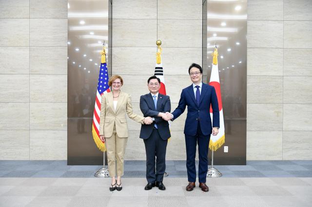 조창래 대한민국 국방부 국방정책실장가운데 카라 에버크롬비 미합중국 국방부 정책부차관 대리왼쪽 야마토 타로 일본 방위성 방위정책국장 사진국방부
