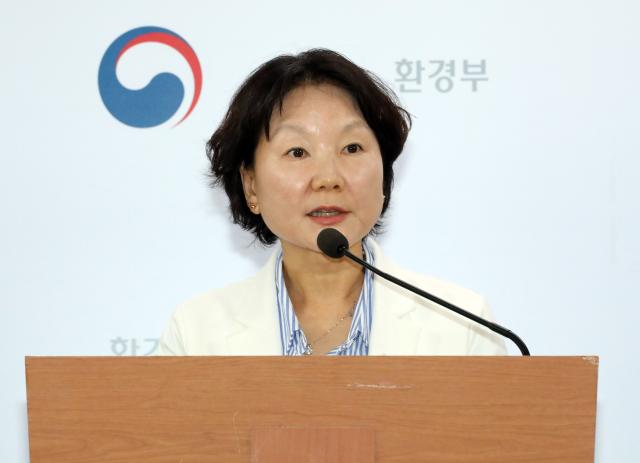 정은해 온실가스종합정보센터장이 10일 오전 정부세종청사 환경부 기자실에서 2023년 국가 온실가스 잠정배출량을 분석한 결과 전년 대비 44 감소한 6억2420만톤으로 나타났다고 밝히고 있다 2024910 사진연합뉴스
  