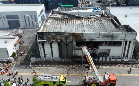 6월 24일 경기도 화성시 서신면 소재 일차전지 제조업체 공장 화재 현장에서 소방관들과 구급대원들이 시신을 수습하고 있다 사진연합뉴스